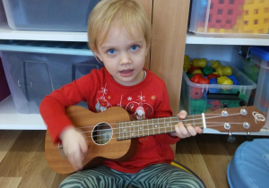 Emilka gra na ukulele